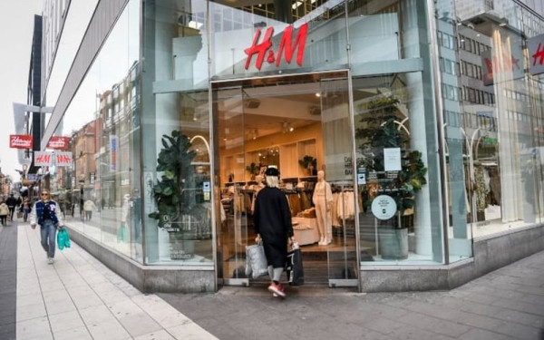 Σε απολύσεις προχωρά και η αλυσίδα H&M: «Κόβονται» 1.500 θέσεις εργασίας