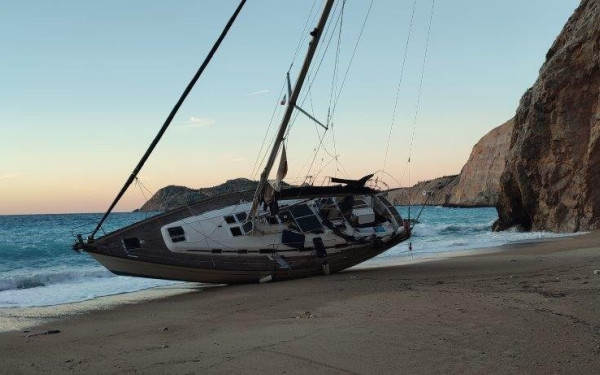 Κεφαλονιά: Ιστιοφόρο προσάραξε στο Φισκάρδο - Ενεργοποιήθηκε το τοπικό σχέδιο έκτακτης ανάγκης