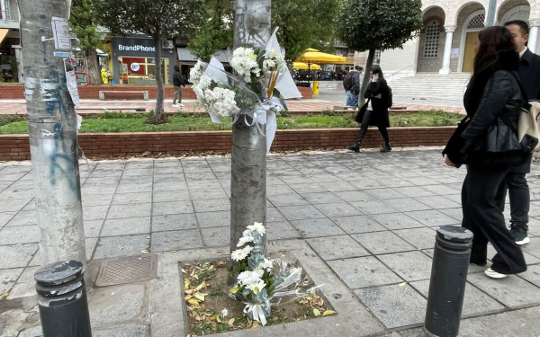 Θεσσαλονίκη: Λίγα λουλούδια στην Καμάρα για την 21χρονη Εμμανουέλα 