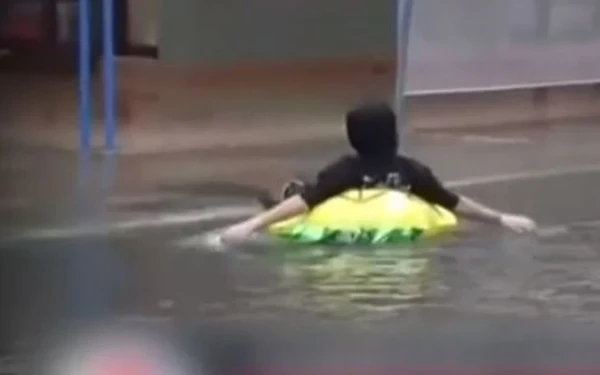 Κατερίνη: Βγήκε βόλτα με το φουσκωτό του μετά τις πλημμύρες που προκάλεσε η «Άριελ» (βίντεο)