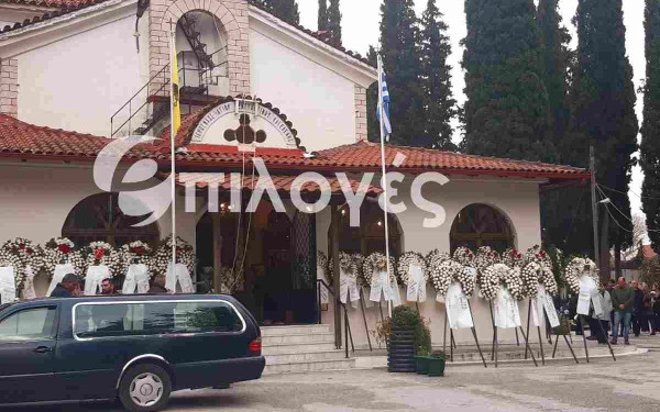 Σέρρες: Ράγισαν οι πέτρες στην κηδεία του 11χρονου - Σπαραγμός στο τελευταίο αντίο στον μικρό Βασίλη (φωτ.)