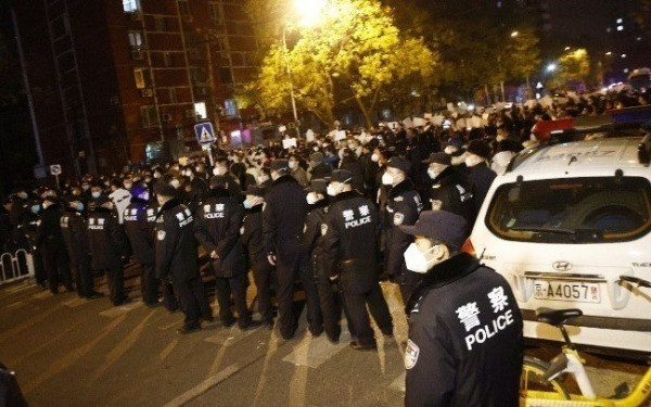 Κωδικοποιημένες συντεταγμένες και αναρτήσεις σε πλατφόρμες για ραντεβού - Πως προσπερνούν τη λογοκρισία οι Κινέζοι διαδηλωτές