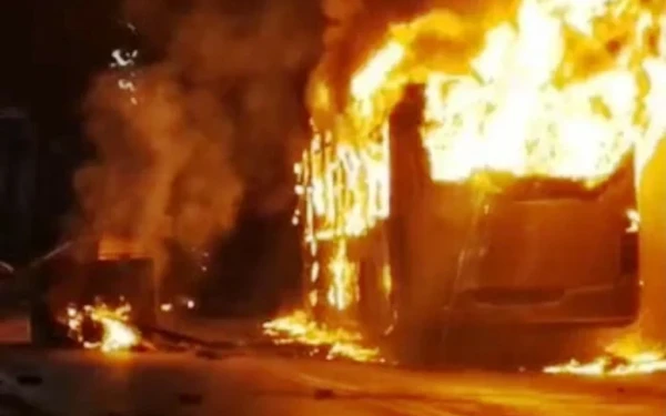 Πυροβολισμός 16χρονου Ρομά: Νύχτα έντασης σε Δυτ. Αττική και άλλες πόλεις – Υπό μερικό έλεγχο η φωτιά στον Ασπρόπυργο (βίντεο)