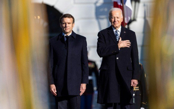 Μπάιντεν και Μακρόν αποφασισμένοι να καταστήσουν τη Ρωσία υπόλογη για θηριωδίες και εγκλήματα πολέμου στην Ουκρανία