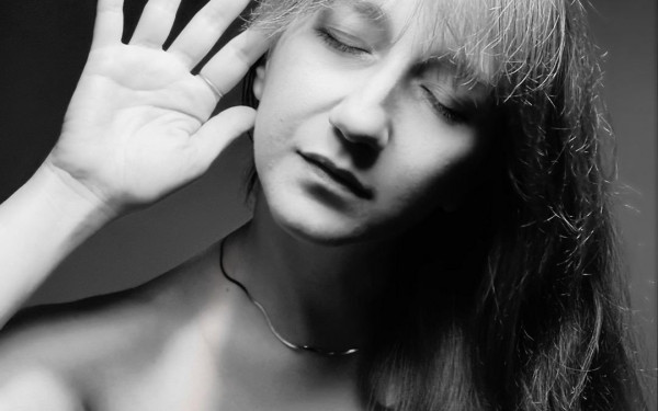 Για ποιο λόγο η Μαρία Παπαγεωργίου τραγουδάει στο σκοτάδι; 