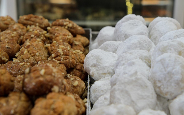 «Ό,τι πάρεις 15 ευρώ»: Μέχρι πότε θα μας «κλέβουν» με τα μελομακάρονα;