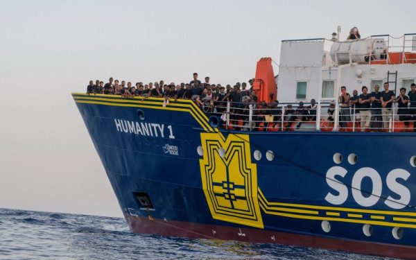 Πλοίο ΜΚΟ με 261 πρόσφυγες και μετανάστες ζήτησε άδεια να ελλιμενιστεί σε Ιταλία ή Μάλτα