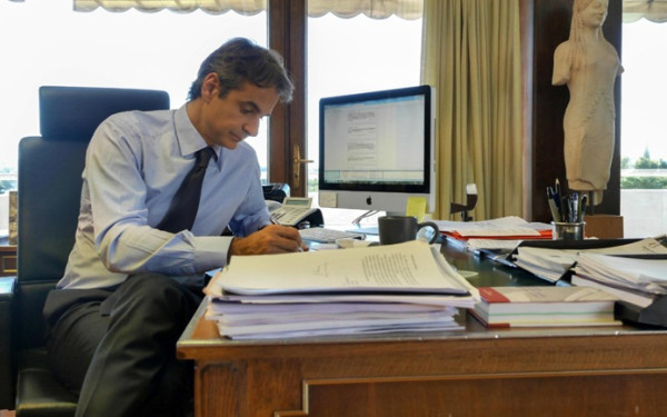 Μητσοτάκης: Από το καλάθι του νοικοκυριού, στα Little Lies της Christine McVie μια... ανάρτηση «δρόμος»