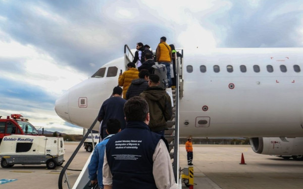 Εθελοντική επιστροφή 86 Πακιστανών στη χώρα τους - Μηταράκης: «Η χώρα μας ενισχύει τις απελάσεις» (βίντεο, φωτ.)