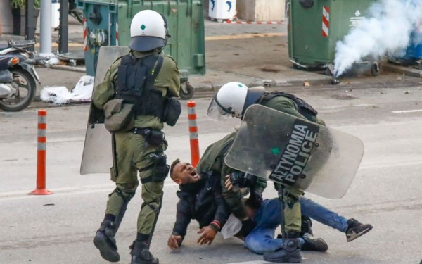 Πυροβολισμός 16χρονου: Δίωξη για ανθρωποκτονία με ενδεχόμενο δόλο στον αστυνομικό που «τράβηξε τη σκανδάλη» - Η οργισμένη κραυγή του πατέρα (βίντεο, φωτ.)