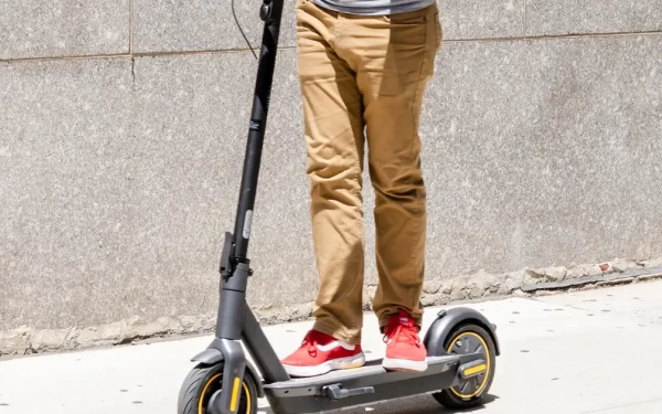 Hλεκτρικά πατίνια: Τι ορίζει ο νόμος για τη χρήση τους - «Πρέπει να τηρούν τον ΚΟΚ» (βίντεο)