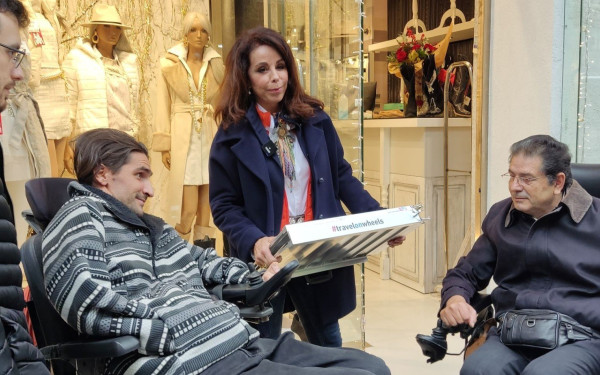 Θεσσαλονίκη: Όλοι είμαστε ίσοι - Ράμπες ΑμεΑ σε καταστήματα του κέντρου (φωτ.)