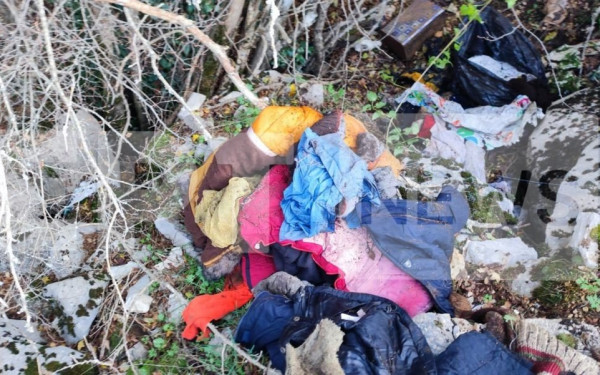 Κιβωτός του Κόσμου: Ερωτηματικά για μίνι χωματερή με ρούχα κοντά στη δομή Πωγωνιανής (βίντεο, φωτ.)