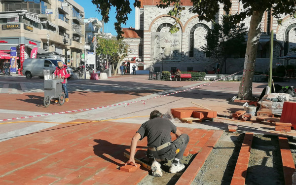 Εργασίες συντήρησης στην πλατεία Ευόσμου (φωτ.)