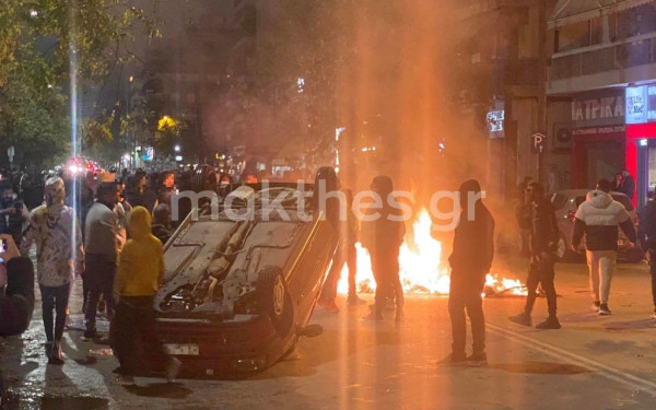 Θεσσαλονίκη: Φωτιές και ένταση έξω από το Ιπποκράτειο για τον 16χρονο Ρομά που χτυπήθηκε από σφαίρα αστυνομικού (φωτ.)