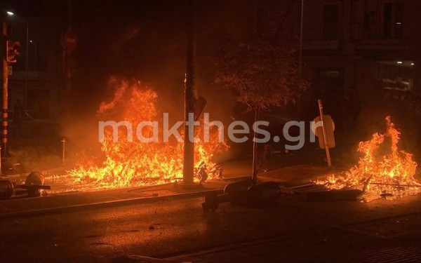 Νύχτα «κόλαση» μετά την πορεία μνήμης για τον Αλ. Γρηγορόπουλο και τον 16χρονο - Φωτιές και συγκρούσεις διαδηλωτών-αστυνομίας (βίντεο & φωτ.)