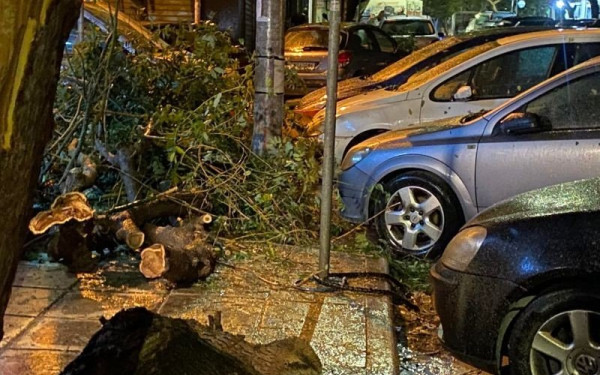 Η «Άριελ» «σφυροκοπά» τη χώρα - Σφοδροί άνεμοι «σαρώνουν» τη Θεσσαλονίκη (Live το πέρασμα της κακοκαιρίας)