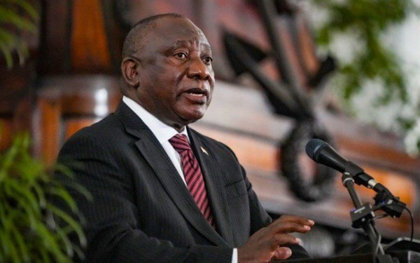 Νότια Αφρική: Ο πρόεδρος Ραμαφόζα κατηγορείται ότι έκρυβε εκατομμύρια δολάρια σε... καναπέ