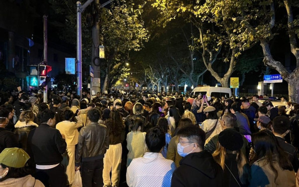 Κίνα: Πολίτες με λευκές κόλλες και λουλούδια στους δρόμους κατά της πολιτικής μηδενικής ανοχής για την COVID-19 (βίντεο)