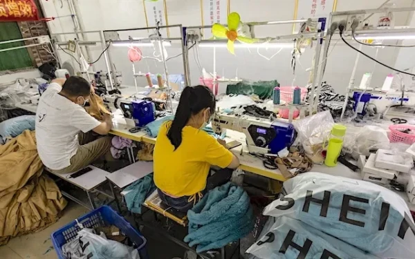 Στα άδυτα της Shein: Σύγχρονοι «σκλάβοι» ράβουν τα φτηνά μας ρούχα