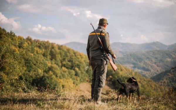 O... ορισμός της είδησης: Σκύλος πυροβόλησε και σκότωσε το αφεντικό του