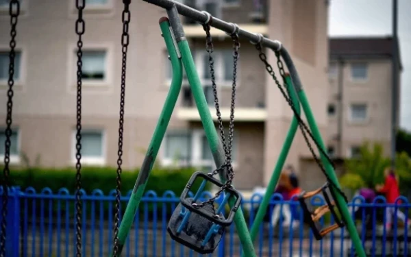 Θεσσαλονίκη: Σφήνωσε σε κούνια, κάλεσε την Πυροσβεστική και τραβούσε βίντεο για το TikTok 