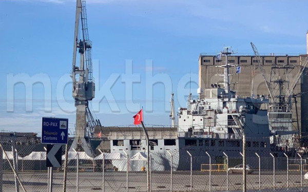 Τι κάνει ένα τουρκικό αρματαγωγό δεμένο στο λιμάνι της Θεσσαλονίκης; (φωτ.)