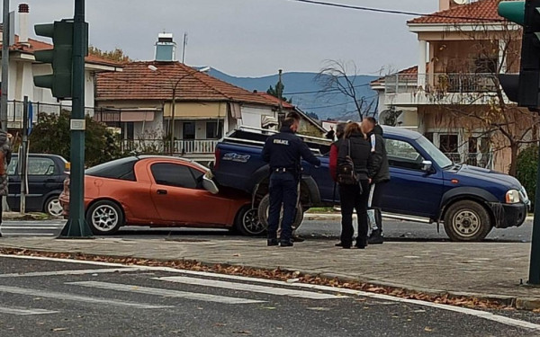 Τρίκαλα: Ι.Χ καρφώθηκε κάτω από… φορτηγάκι (φωτ.)
