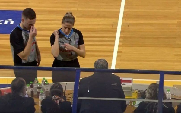 Μπάσκετ: Διακοπή στο ματς Άρης - Λαύριο, επειδή οπαδός έφτυσε τη διαιτητή Τσαρούχα (βίντεο)﻿