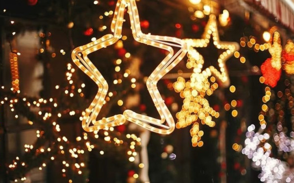 Tα Χριστούγεννα φτιάχουν τη διάθεση των καταναλωτών «ξορκίζοντας» την ακρίβεια