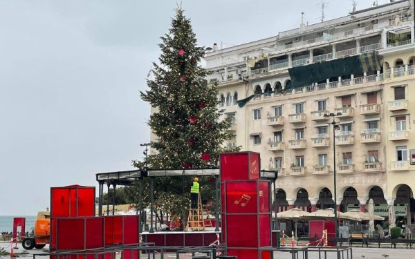 Η Θεσσαλονίκη ανάβει σήμερα το χριστουγεννιάτικο δέντρο της στην Πλ. Αριστοτέλους