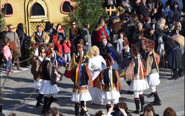 Κοζάνη: Κατάμεστη η κεντρική πλατεία για το δρώμενο των Μωμόγερων  (φωτ. βίντεο)