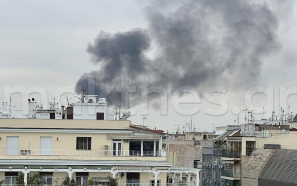 Θεσσαλονίκη: Φωτιά καίει απορρίμματα και καλώδια της ΔΕΗ (βίντεο, φωτ.)