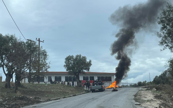 Λέσβος: Επεισόδια και φωτιές από Ρομά για τον θάνατο του 16χρονου (φωτ.)