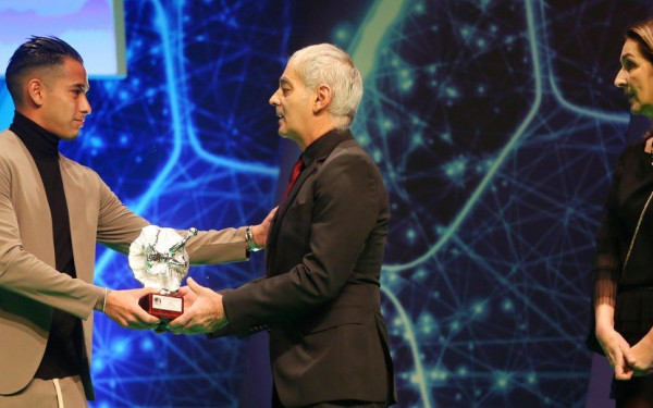 Γιορτή ΠΣΑΠΠ: Ο Αραούχο παρέλαβε από τους γονείς του Άλκη το βραβείο «Fair Play» και το παρέδωσε ξανά σε εκείνους (βίντεο)