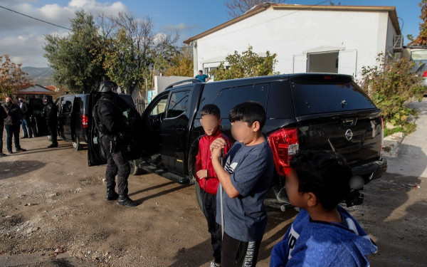 Σε εξέλιξη ταυτόχρονες αστυνομικές επιχειρήσεις σε όλους τους καταυλισμούς Ρομά στη Δυτική Αττική