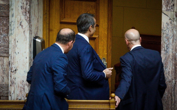 Βουλή: Στο «κόκκινο» η αντιπαράθεση στη Βουλή - Αποχώρηση Μητσοτάκη,  επίθεση Τσίπρα (βίντεο)