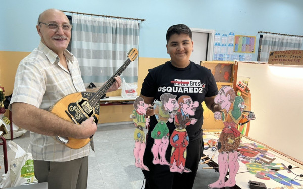 Θεσσαλονίκη: 12χρονος «πάντρεψε» την τραπ μουσική με τον Καραγκιόζη και «σπάει» ταμεία (φωτ.)