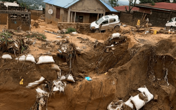 Κατολισθήσεις και πλημμύρες σκότωσαν και έπνιξαν τουλάχιστον 55 ανθρώπους - Τραγικές εικόνες μέσα από τις λάσπες στο Κονγκό (βίντεο & φωτ)