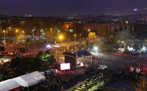 Δεκάδες χιλιάδες άνθρωποι διαδηλώνουν στον δρόμο υπέρ του Ε. Ιμάμογλου (βίντεο)