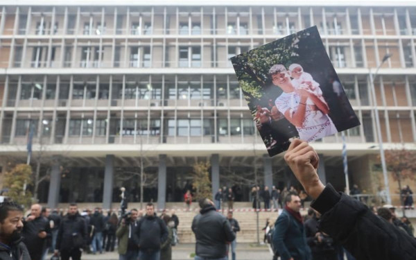 Πυροβολισμός 16χρονου Ρομά: Σε κατ' οίκον περιορισμό ο αστυνομικός - Διαφωνία ανακριτή και εισαγγελέα για την προφυλάκισή του