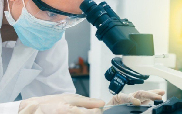 Ο Έλληνας γιατρός που ανακάλυψε ότι υπάρχον φάρμακο θωρακίζει από τον κορονοϊό, αποκαλύπτει και αποκαλύπτεται