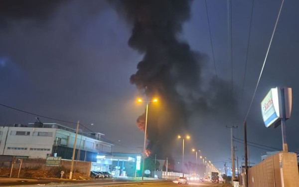 Σε εξέλιξη φωτιά σε εργοστάσιο στη Βοιωτία