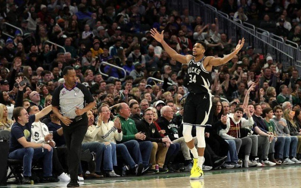 NBA: Οι πρωταθλητές «προσκύνησαν» τον Αντετοκούνμπο (βίντεο)