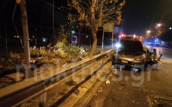 Θεσσαλονίκη: Σοβαρό τροχαίο με τραυματίες στην Καλαμαριά - ΙΧ καρφώθηκε σε στάση λεωφορείων - Δείτε φωτογραφίες