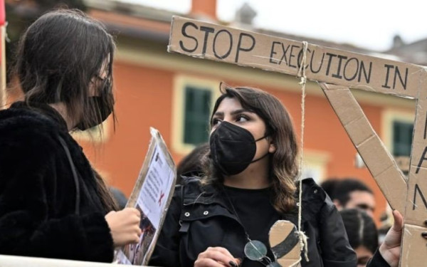 Ιράν: Η αστυνομία ξεκινά και πάλι να ελέγχει αν οι γυναίκες που επιβαίνουν σε αυτοκίνητο φορούν χιτζάμπ