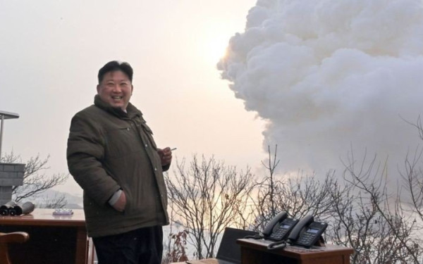 Βόρεια Κορέα: Ο Κιμ Γιονγκ Ουν επέβλεψε στρατιωτική άσκηση με βολές πυροβολικού