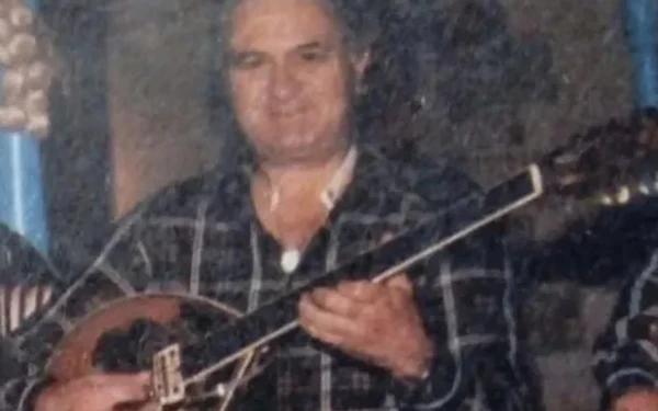 Πέθανε ο τραγουδιστής Δημήτρης Μουζάς