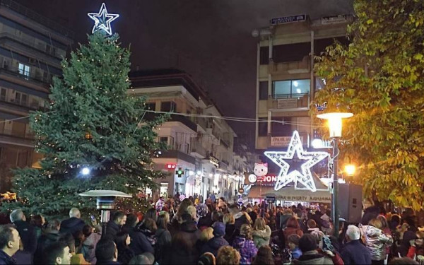 Νάουσα: Φωταγωγήθηκε στην κεντρική πλατεία το Χριστουγεννιάτικο δέντρο 