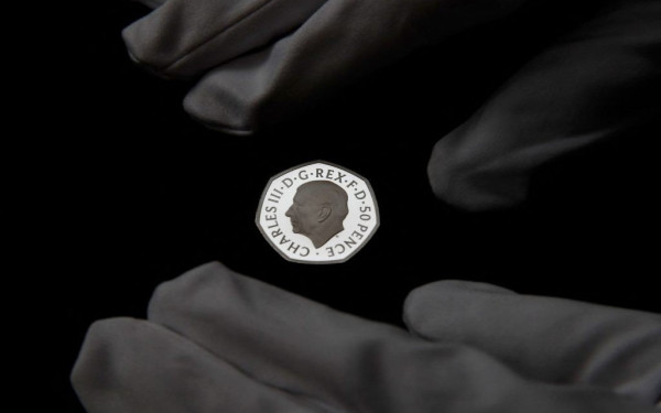 Με το πρόσωπο του Κάρολου θα πληρώνουν από σήμερα οι Βρετανοί - Τι αξίας είναι τα πρώτα νομίσματα με τη φιγούρα του νέου βασιλιά